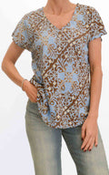 AYFËE - Blusa scollo a V fantasia - Moro/Celeste