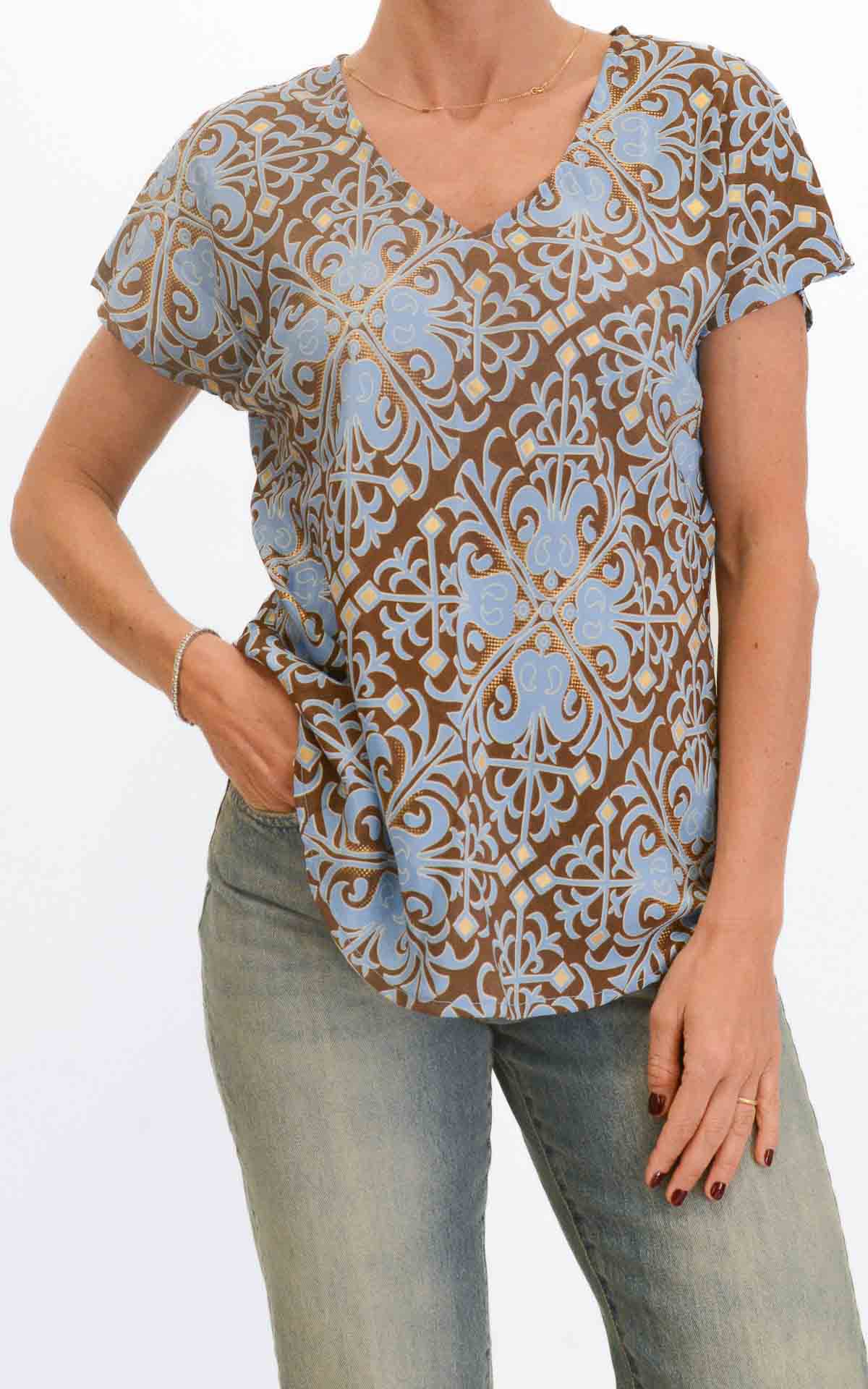 AYFËE - Blusa scollo a V fantasia - Moro/Celeste