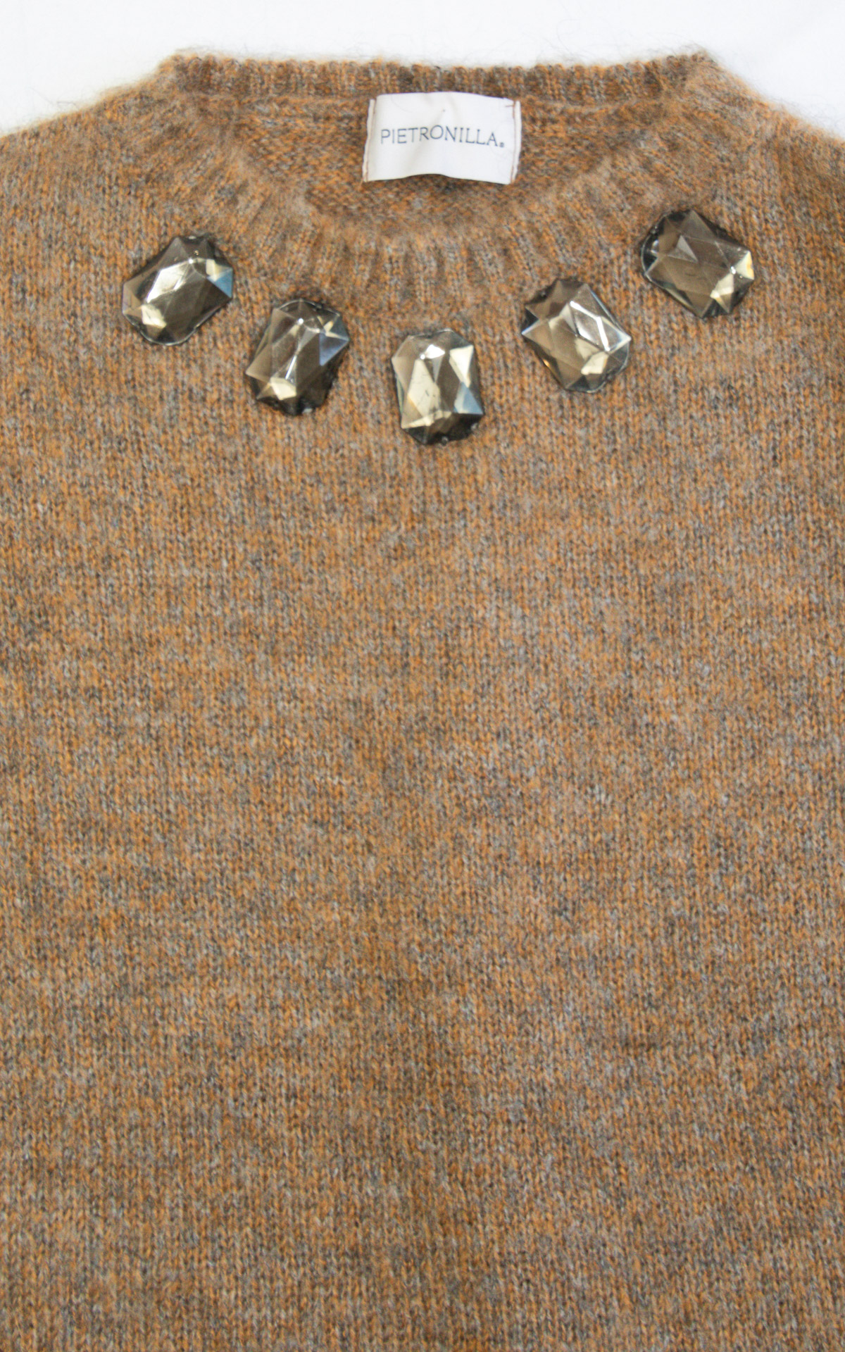 Pietronilla - maglia con gioielli - beige