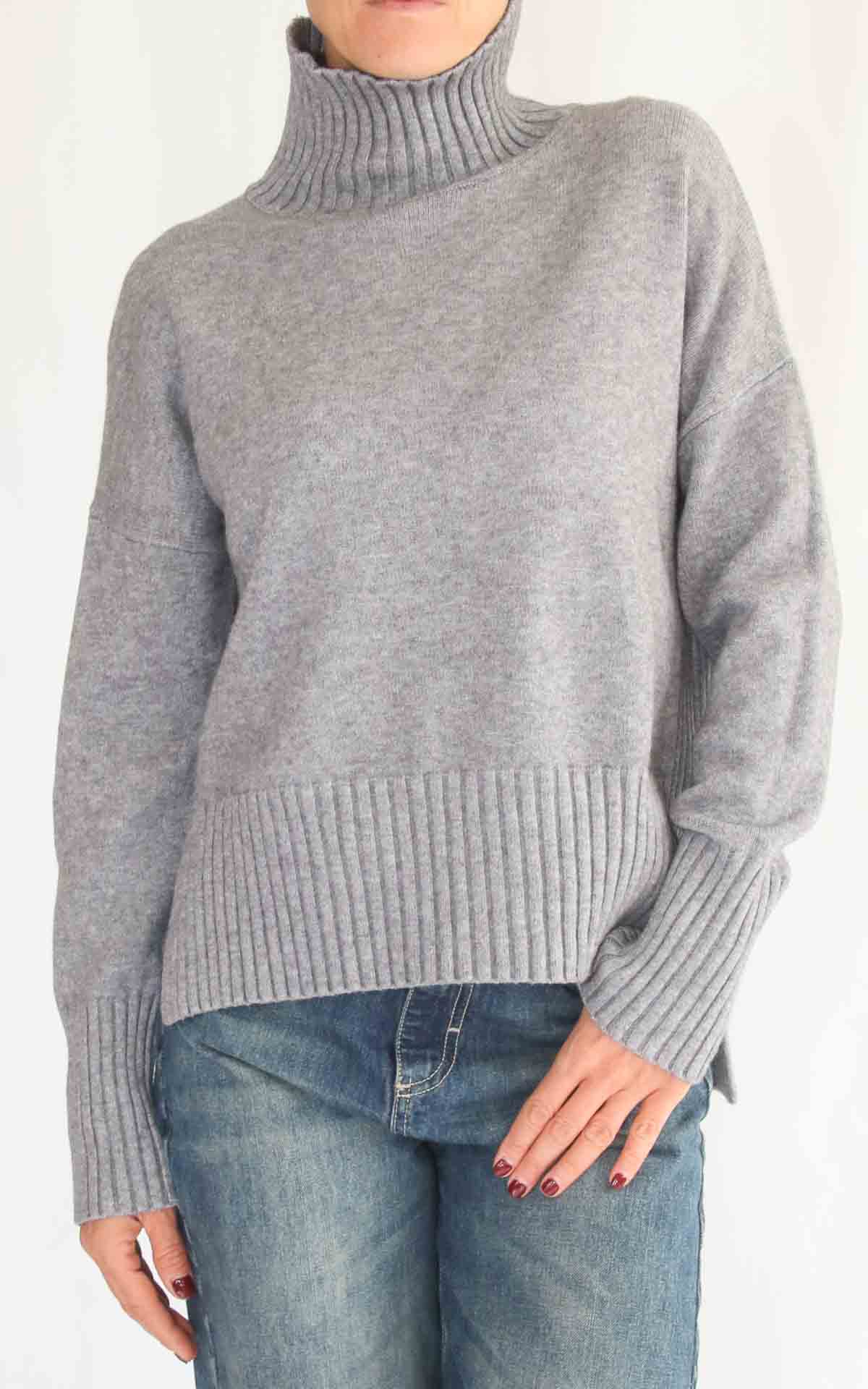INITIAL – Maglia lupetto spacchi laterali – GRIGIO