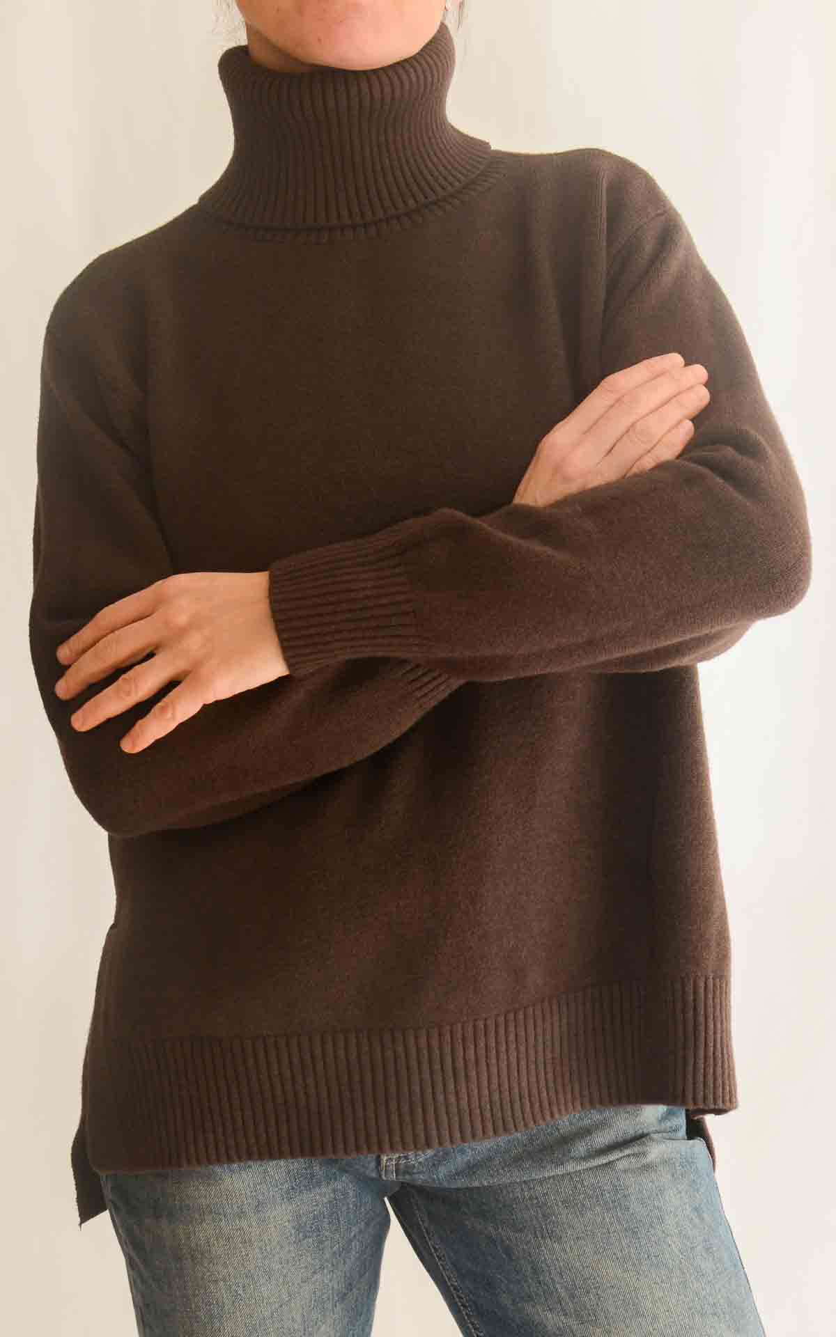 INITIAL – Maglia collo over – MORO