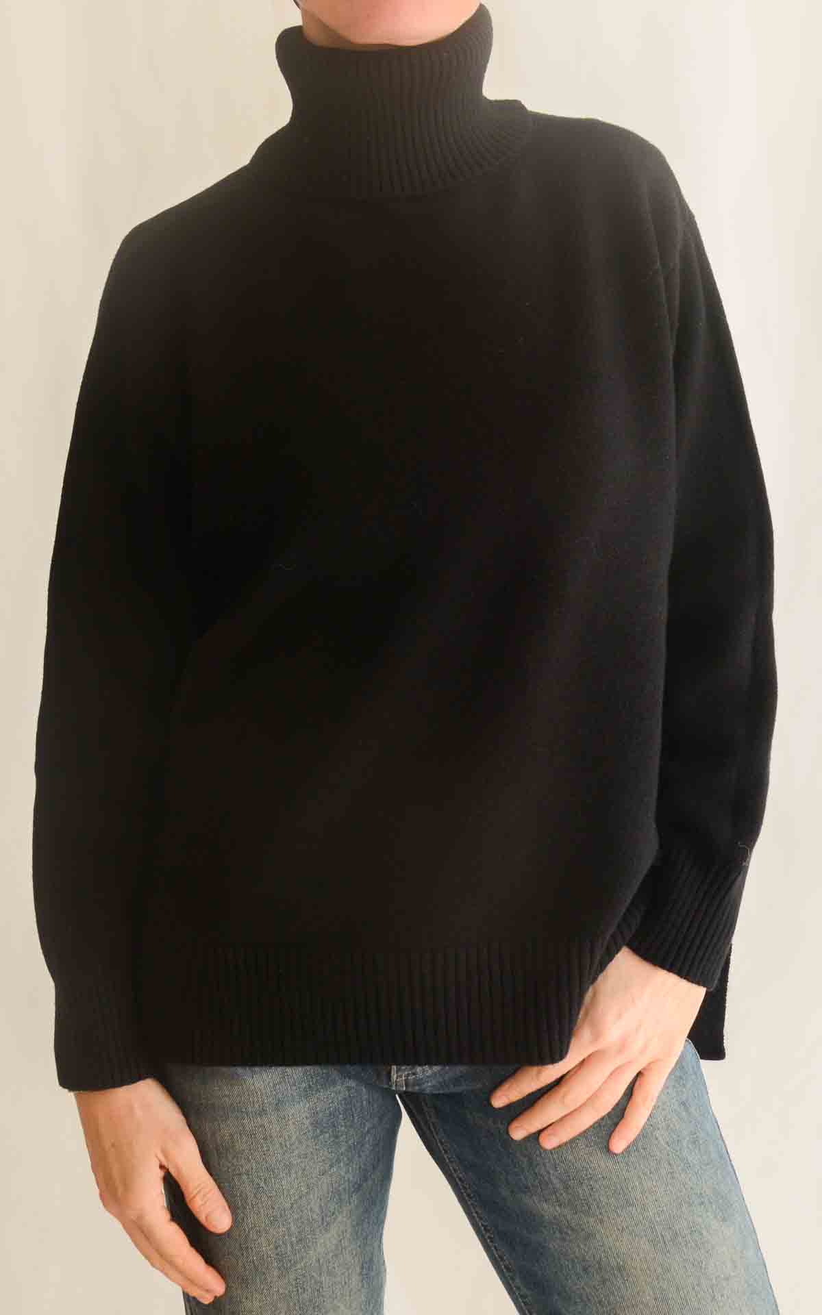 INITIAL – Maglia collo over – NERO