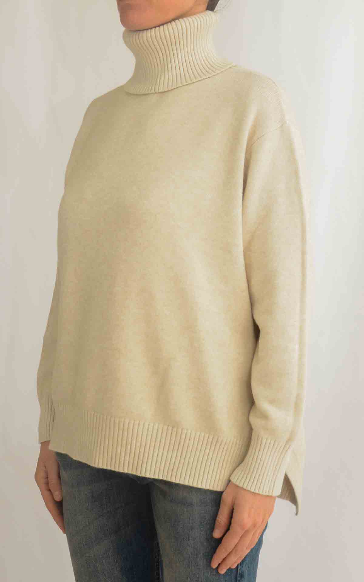 INITIAL – Maglia collo over – MANDORLA